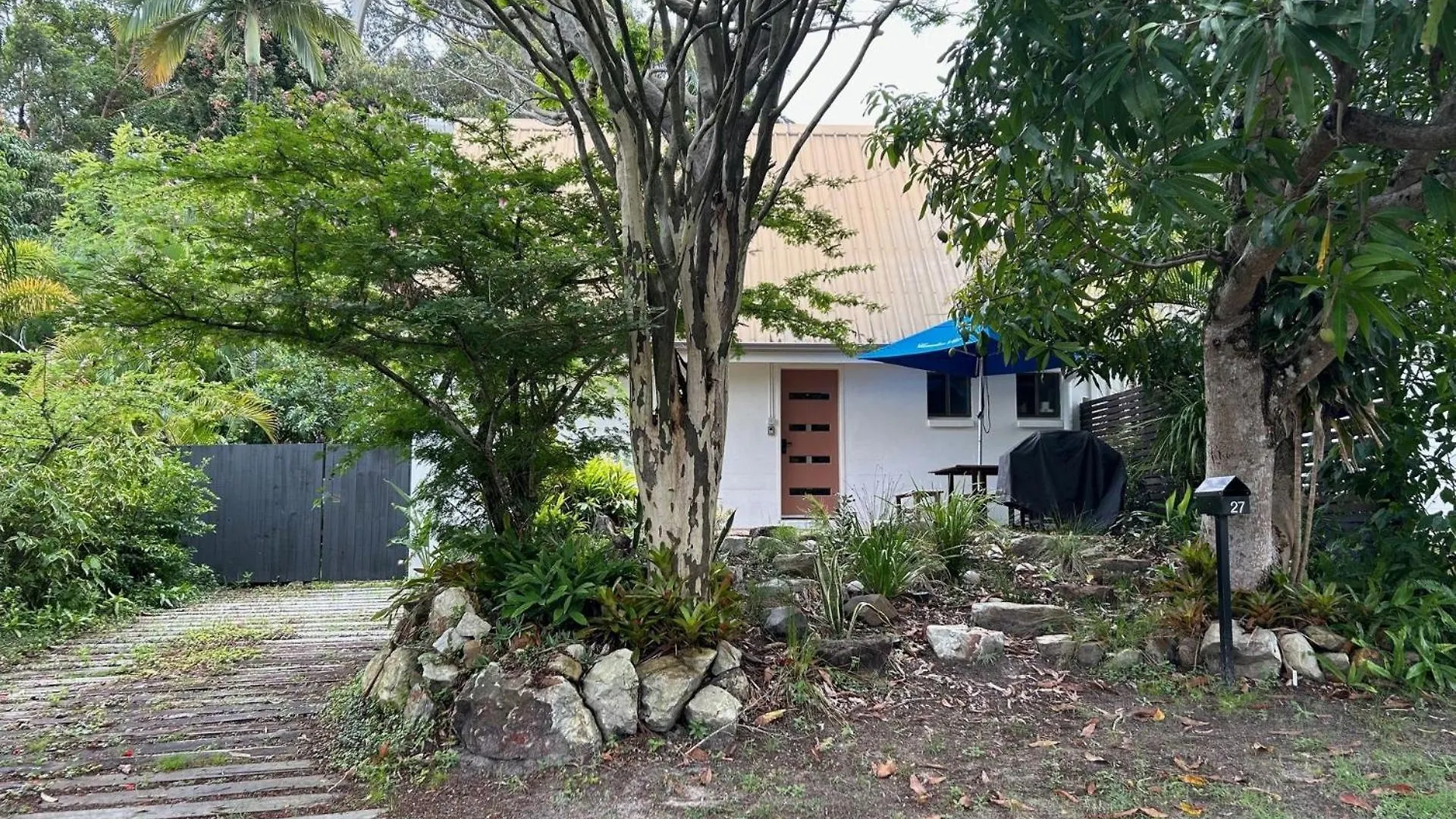 27 Green Valley Drive - Rainbow Beach. Beach Chalet. Pets Welcome